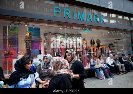 Gli amanti dello shopping nel cuore della gamma intermedia il quartiere dello shopping di Oxford Street. Questa è la più trafficata area per retail a Londra. Foto Stock