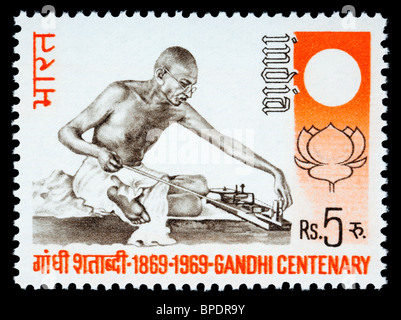 INDIA - circa 1965: un francobollo stampato in India che mostra Mohandas Karamchand Gandhi, circa 1965 Foto Stock