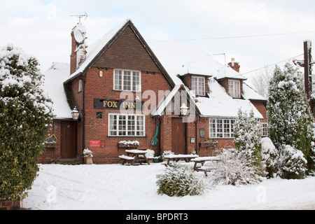 La fox inn sotto una coltre di neve. Foto Stock