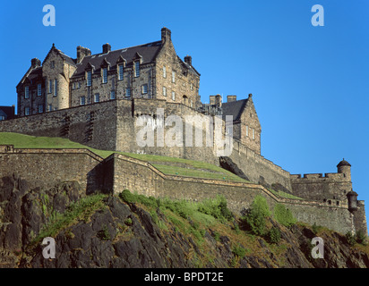 Iconico punto di riferimento & edificio storico castello di Edimburgo arroccato sul famoso affioramento di granito la famosa fortezza domina lo skyline della città Scozia UK Foto Stock