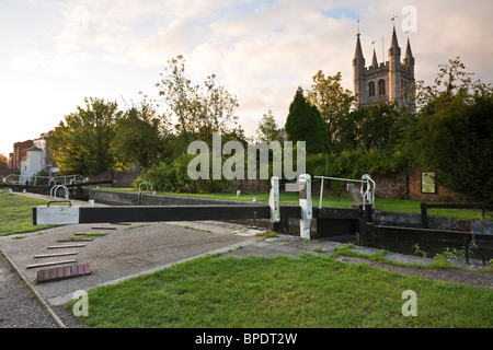 Mulini a ovest di blocco e la chiesa di San Nicola Kennet and Avon Canal Newbury Berkshire REGNO UNITO Foto Stock