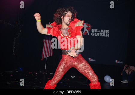 Romeo DanceCheetah (US Champ) esegue presso la US Air Guitar Championships di New York City di Irving Plaza. Luglio 22, 2010. Foto Stock