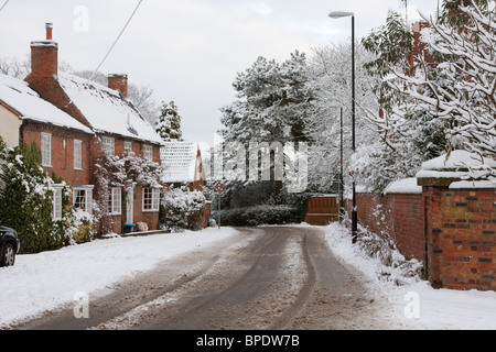 Un Leicestershire village street sotto la neve Foto Stock