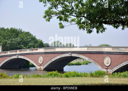 John W. Settimane Bridge, un ponte pedonale oltre il Fiume Charles il collegamento di Cambridge e Boston, Massachusetts, STATI UNITI D'AMERICA Foto Stock