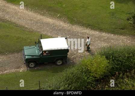 Un agricoltore si avvicina la sua land rover in Shropshire rurale. Foto Stock