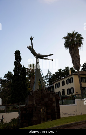 "Paz e Liberdade' (pace e libertà) statua in Funchal, Madeira Foto Stock