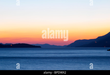 Vista sulle isole Daksa e altri. Luci di casa. Blu scuro del mare. Uvala Sumartin bay tra la penisola di Babin Kuk e Lapad peninsula. Foto Stock