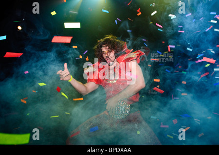 Romeo DanceCheetah (US Champ) esegue presso la US Air Guitar Championships di New York City di Irving Plaza. Luglio 22, 2010. Foto Stock