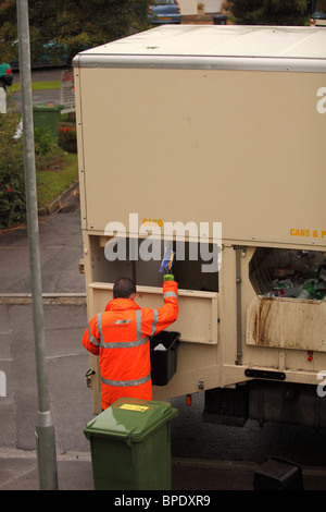 Agosto 2010 - riciclaggio dei rifiuti camion e equipaggio in azione in una giornata bagnata sotto la pioggia Foto Stock