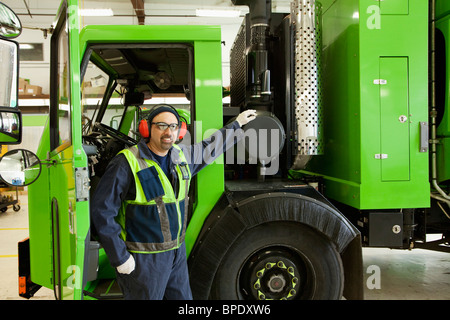 Pacific Islander uomo in piedi dal camion della spazzatura Foto Stock