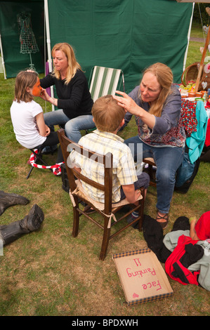 Face Painting in un villaggio di fete in Suffolk , in Inghilterra , Gran Bretagna , Regno Unito Foto Stock