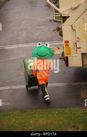 Agosto 2010 - riciclaggio dei rifiuti camion e equipaggio in azione in una giornata bagnata sotto la pioggia Foto Stock