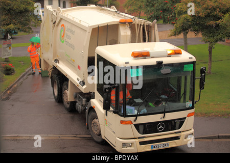 Agosto 2010 - riciclaggio dei rifiuti camion e equipaggio in azione in una giornata bagnata sotto la pioggia Foto Stock