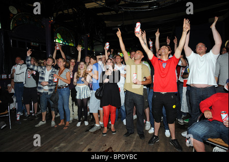 In Inghilterra i tifosi di calcio ottenendo pronto a fare il tifo per il team durante il mondiale 2010 pac al Concorde 2 un bar con un grande schermo Foto Stock