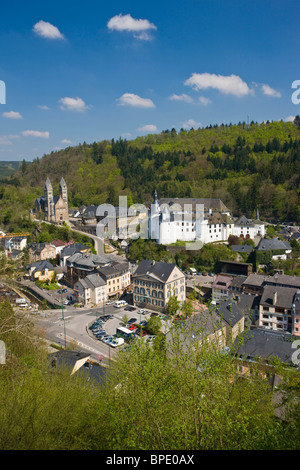 Lussemburgo, Clervaux. Elevato angolo di visione della città e il castello di Clervaux , la sede permanente della famiglia dell'uomo mostra fotografica. Foto Stock