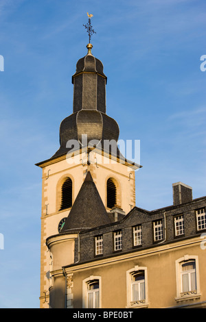 Lussemburgo Il Lussemburgo città. La luce del tramonto sulla chiesa edifici su Rue Sigefroi, città alta. Foto Stock