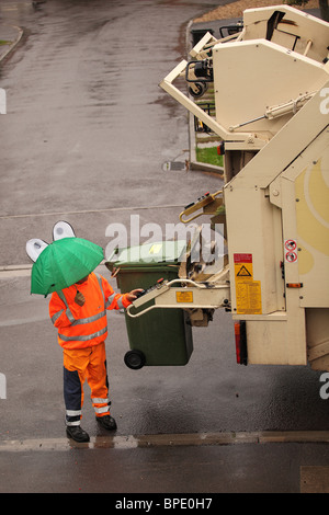 Agosto 2010 - riciclaggio dei rifiuti camion e equipaggio in azione in una giornata bagnata sotto la pioggia Foto Stock