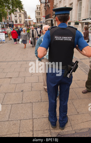Una comunità di polizia support officer in Norwich , Norfolk , in Inghilterra , Gran Bretagna , Regno Unito Foto Stock