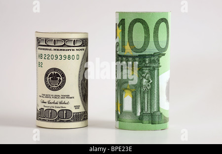 Rotoli di euro e dollaro banconote Foto Stock