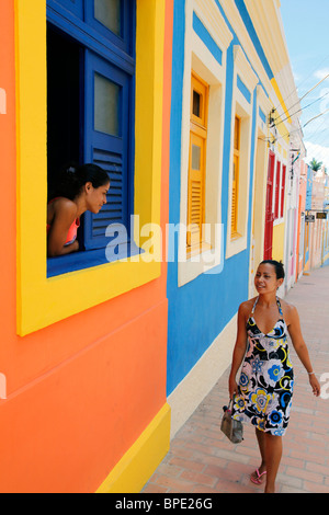 Scena di strada con case colorate, in Olinda, Pernambuco, Brasile. Foto Stock