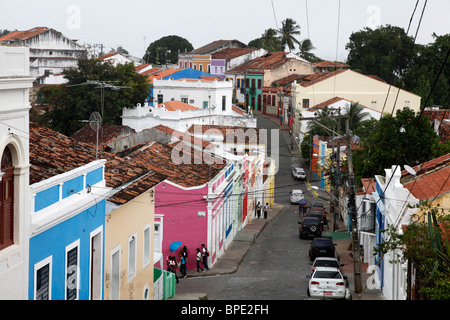 Scena di strada con case colorate, in Olinda, Pernambuco, Brasile. Foto Stock