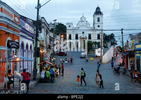 Scena di strada con case colorate, in Olinda, Pernambuco, Brasile. Foto Stock