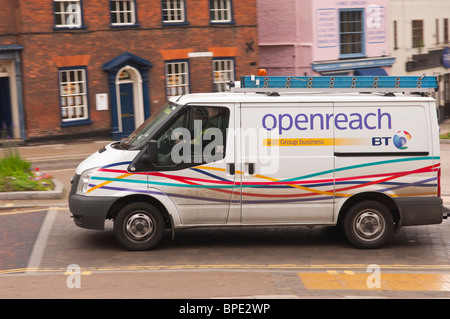 Un BT openreach van guida attraverso la città che mostra il movimento in Norwich , Norfolk , in Inghilterra , Gran Bretagna , Regno Unito Foto Stock