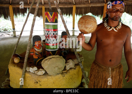 Il cerimoniale di casa del Pataxo popolo indiano alla Reserva Indigena da Jaqueira vicino a Porto Seguro, Bahia, Brasile. Foto Stock