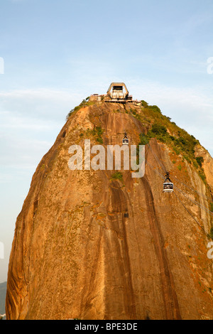 Funivie a Pao Asucar o la Montagna Sugar Loaf, Rio de Janeiro, Brasile. Foto Stock