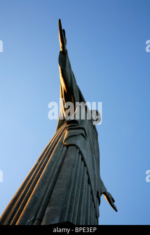 La statua del Cristo Redentore sulla cima del monte Corcovado. Rio de Janeiro, Brasile. Foto Stock