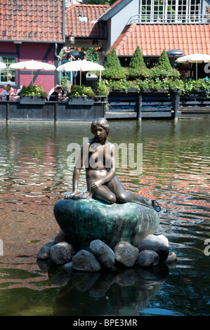 Una replica del famoso 96-anno-vecchio statua "Little Mermaid' che si trova nei Giardini di Tivoli a Copenhagen, in Danimarca. Foto Stock