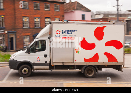 Un FES elettricità van guida attraverso la città che mostra il movimento in Norwich , Norfolk , in Inghilterra , Gran Bretagna , Regno Unito Foto Stock