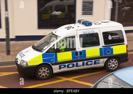 Una macchina della polizia van guida attraverso la città che mostra il movimento in Norwich , Norfolk , in Inghilterra , Gran Bretagna , Regno Unito Foto Stock