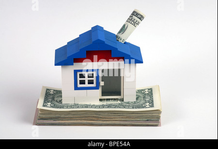 Una casa di lego sul dollaro banconote Foto Stock