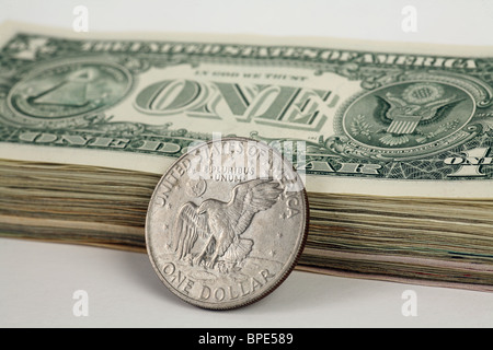 Un batuffolo di 1 dollari di banconote e di monete del dollaro Foto Stock