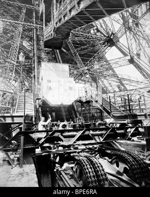 Torre Eiffel macchinari con uomo accanto a ruota che solleva ascensore, durante l'Esposizione di Parigi, 1889 Foto Stock