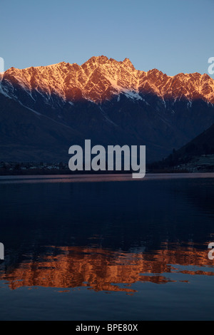 Fine luce il Remarkables, riflesso nel lago Wakatipu, Queenstown, Isola del Sud, Nuova Zelanda Foto Stock