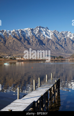 Jetty, e il Remarkables, riflesso nel lago Wakatipu, Queenstown, Isola del Sud, Nuova Zelanda Foto Stock