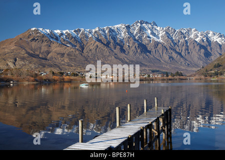 Jetty, e il Remarkables, riflesso nel lago Wakatipu, Queenstown, Isola del Sud, Nuova Zelanda Foto Stock