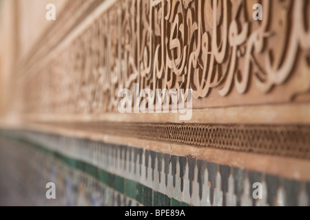 Sculture e zellij sulle pareti del ben Youssef Medersa, medina di Marrakech, Marocco, Africa del nord Foto Stock