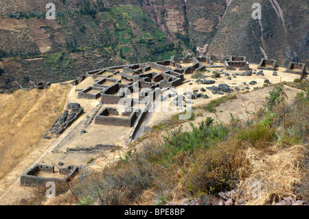 Restaurata cittadella Inca rovine, sulla cima di una collina che si affaccia Pisac, Valle Sacra, Perù. Foto Stock