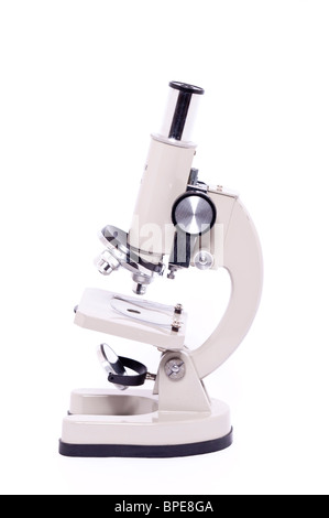 Una chiusura spaccato di un microscopio su sfondo bianco Foto Stock
