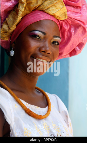 Ritratto di una donna bahiana in abito tradizionale presso il quartiere Pelourinho, Salvador, Bahia, Brasile. Foto Stock