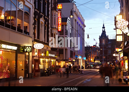 Leidsestraat guardando verso piazza Leidseplein in Amsterdam Foto Stock