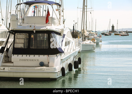 Barche a motore,lancia e la barca ormeggiata in St Peter Port Guernsey porto.Isole del Canale Foto Stock