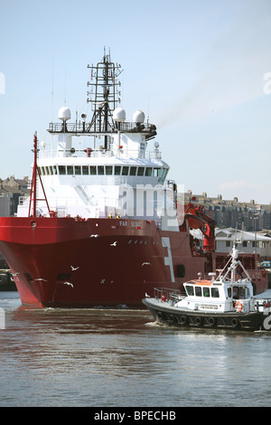 Anchor Handling Tug recipiente di alimentazione 'lontano Scout' arrivando Aberdeen Foto Stock