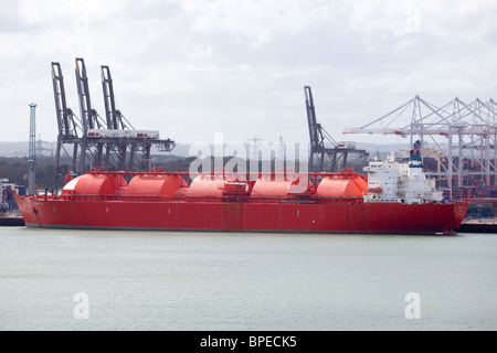 Margaret Hill chimichiera al fianco di quayside Southanpton Docks REGNO UNITO Foto Stock