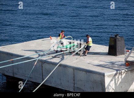 I lavoratori portuali gettano via le linee di ormeggio della nave passeggeri Ventura Ajaccio Corsica Foto Stock