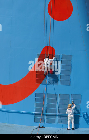 La pittura e la manutenzione sulla nave imbuto dell.Thomson Cruise Ship ' Thomson celebrazione". Corfù. Foto Stock