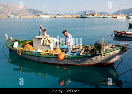 Pescatore greco riassettavano le reti. Sami village. Cefalonia Grecia Foto Stock